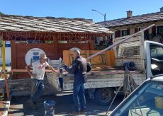 La Guida - Arrivano le grondaie nella casetta di legno e di pietra di Frassino