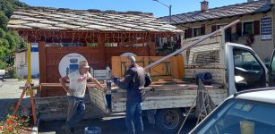 La Guida - Arrivano le grondaie nella casetta di legno e di pietra di Frassino