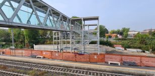 La Guida - La passerella sopraelevata sui binari alla stazione di Alba