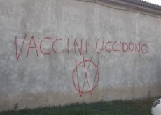 La Guida - Scritte No-Vax sui muri dei cimiteri di Busca e di Cuneo