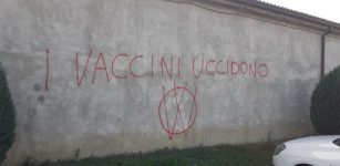 La Guida - Scritte No-Vax sui muri dei cimiteri di Busca e di Cuneo
