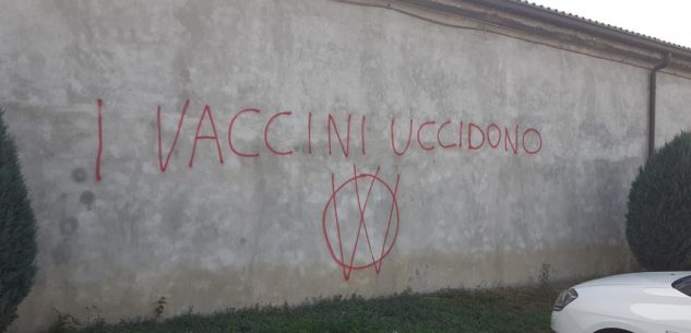 La Guida - Scritte No-Vax sui muri dei cimiteri di Busca e di Cuneo