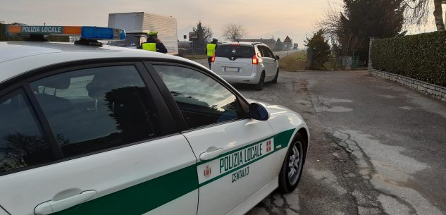 La Guida - Centallo, sbanda più volte con l’auto a ridosso dei pedoni: sanzionato 25enne