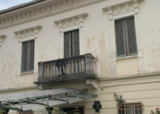 La Guida - Furto di un portabandiera e balcone danneggiato a Villa Invernizzi