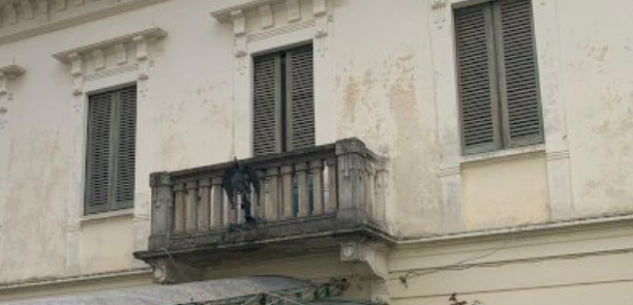 La Guida - Furto di un portabandiera e balcone danneggiato a Villa Invernizzi