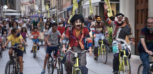 A teatro in bicicletta con Faber Teater La Guida - A teatro in bicicletta con Faber Teater