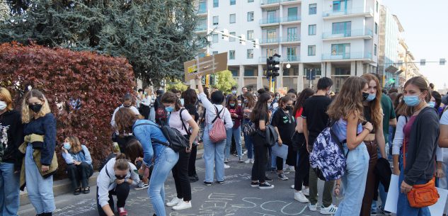 La Guida - Studenti in corteo per il clima