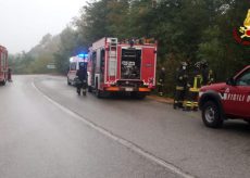 La Guida - Auto esce di strada e finisce in una scarpata a Fossano