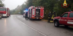 Auto esce di strada e finisce in una scarpata a Fossano La Guida - Auto esce di strada e finisce in una scarpata a Fossano