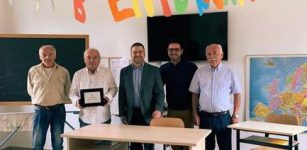 Banchi, sedie e cattedre regalate alle scuole di Brossasco La Guida - Banchi, sedie e cattedre regalate alle scuole di Brossasco