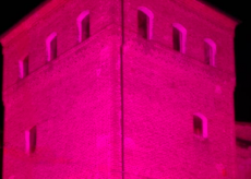 La Guida - La torre del Castello di Lagnasco illuminata di rosa