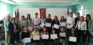 Borgo, consegnati i premi agli alunni più meritevoli di terza media La Guida - Borgo, consegnati i premi agli alunni più meritevoli di terza media