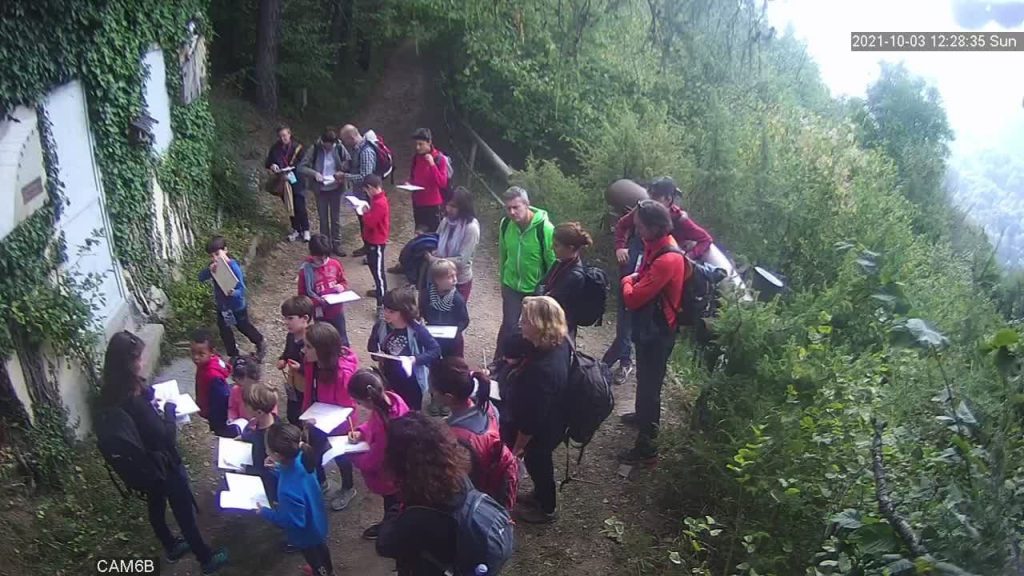 persone nel bosco davanti a una meridiana
