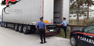 La Guida - Sei giovani si nascondono in un tir e arrivano a Mondovì