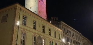 La Guida - La Torre Civica di Cuneo illuminata di rosa per la ricerca