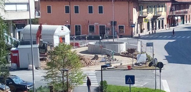 La Guida - Il nuovo monumento in piazza Martiri fa discutere i verzuolesi