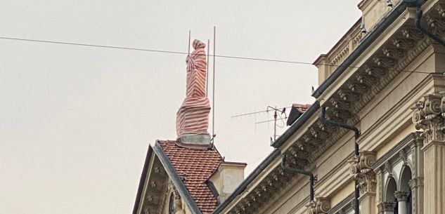 La Guida - Impacchettata la statua dell’Italia sul Palazzo della Prefettura