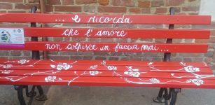 Una nuova panchina rossa, per un messaggio sempre attuale La Guida - Una nuova panchina rossa, per un messaggio sempre attuale