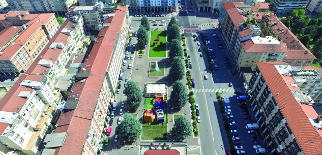 La Guida - Fermata bus in piazza Europa per il servizio verso il cimitero