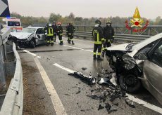 La Guida - Scontro tra due auto sul ponte a Castelletto Stura, tre feriti