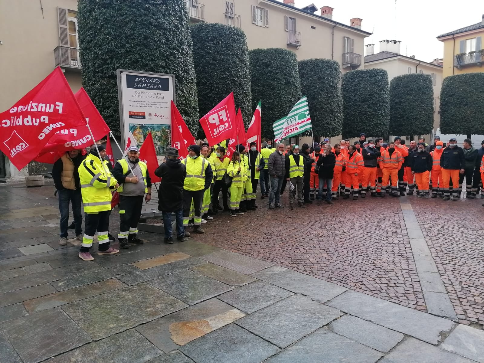 Sciopero dei lavoratori ambientali, alta adesione e la spazzatura resta per strada