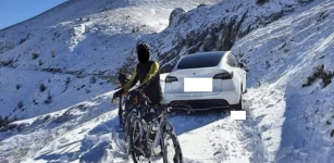 La Guida - Auto bloccata nella neve sulla Via del Sale
