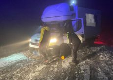 La Guida - Camion carico di medicine esce di strada nella neve a Quota 1400