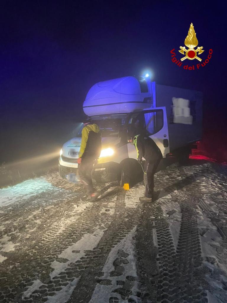 Camion carico di medicine esce di strada nella neve a Quota 1400
