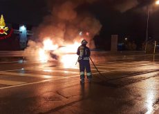 La Guida - Auto in fiamme, intervento dei Vigili del fuoco