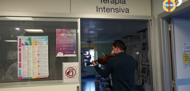 La Guida - Un violinista nel reparto di Terapia intensia neonatale (video)
