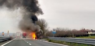 Autoarticolato in fiamme sulla tangenziale di Alba La Guida - Autoarticolato in fiamme sulla tangenziale di Alba