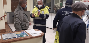 Volontari della Protezione Civile per il pre-triage all’ingresso dell’Asl La Guida - Volontari della Protezione Civile per il pre-triage all’ingresso dell’Asl