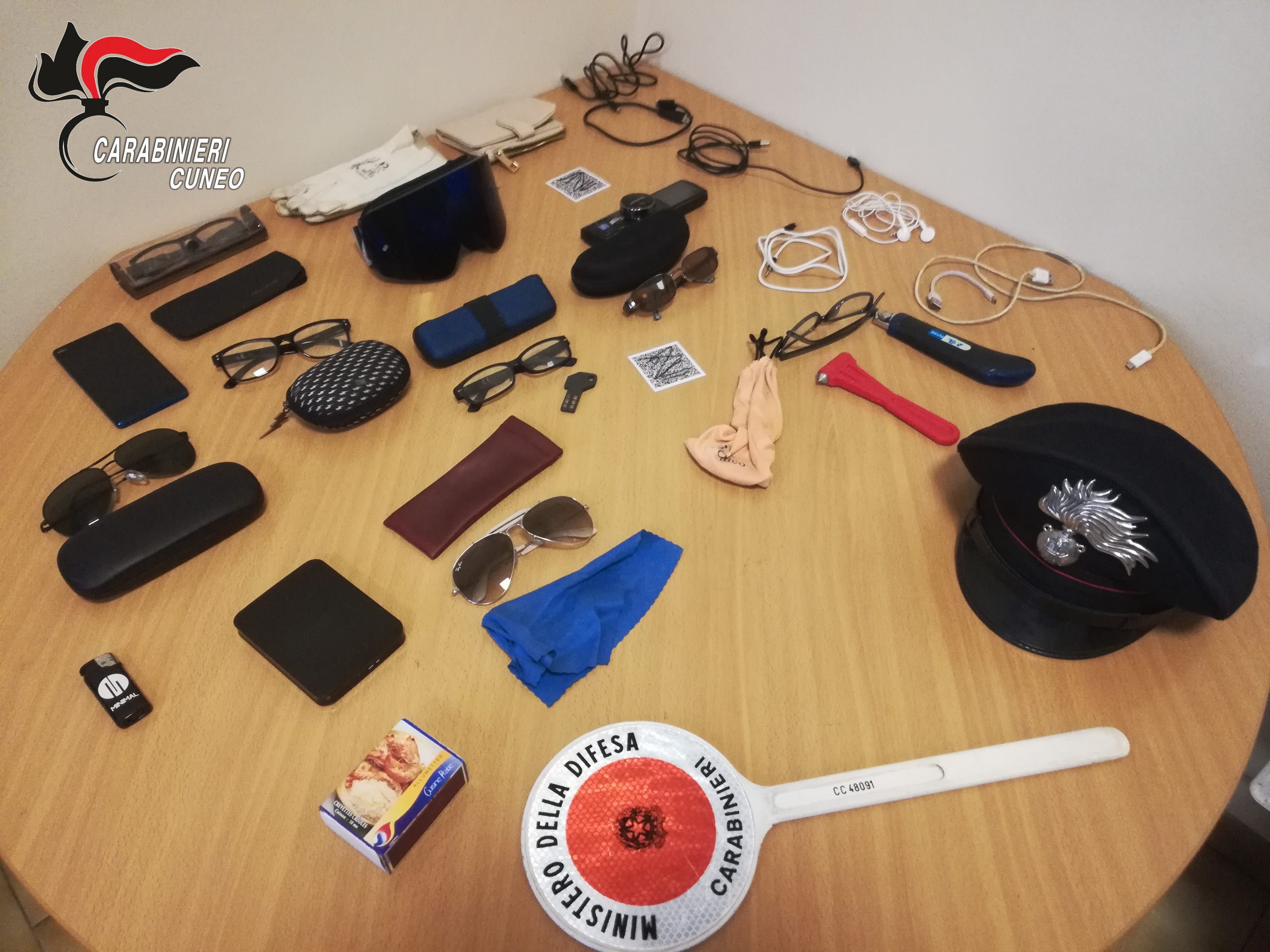 In centro Cuneo, 18enne sfonda finestrini per rubare monete e oggetti