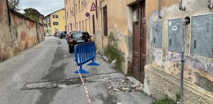 Caraglio, pezzi di intonaco e pietra sono caduti in via Cappuccini La Guida - Caraglio, pezzi di intonaco e pietra sono caduti in via Cappuccini