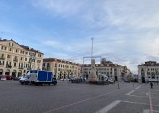 La Guida - Si montano le luci di IllumiNatale in piazza Galimberti e via Roma