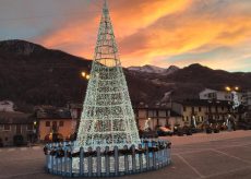 La Guida - A Sampeyre è stato acceso il nuovo albero di Natale