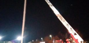 Intervento dei Vigili del fuoco per un palo di illuminazione La Guida - Intervento dei Vigili del fuoco per un palo di illuminazione
