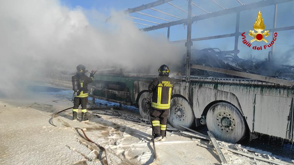 Prende fuoco un autoarticolato carico di biciclette elettriche