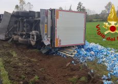 La Guida - Camion carico d’acqua si rovescia a Sant’Albano Stura