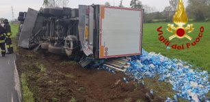 La Guida - Camion carico d’acqua si rovescia a Sant’Albano Stura