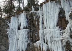 La Guida - Scivolati dalla cascata di ghiaccio di Pontechianale, recuperati dall’elisoccorso in notturna