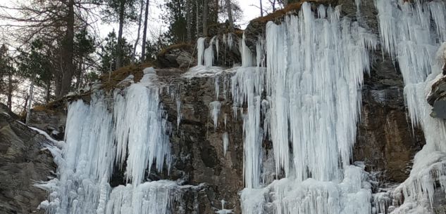La Guida - Scivolati dalla cascata di ghiaccio di Pontechianale, recuperati dall’elisoccorso in notturna