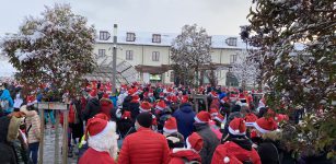 La Guida - Un fiume di berretti da Babbo Natale sfida la neve per beneficenza (video)