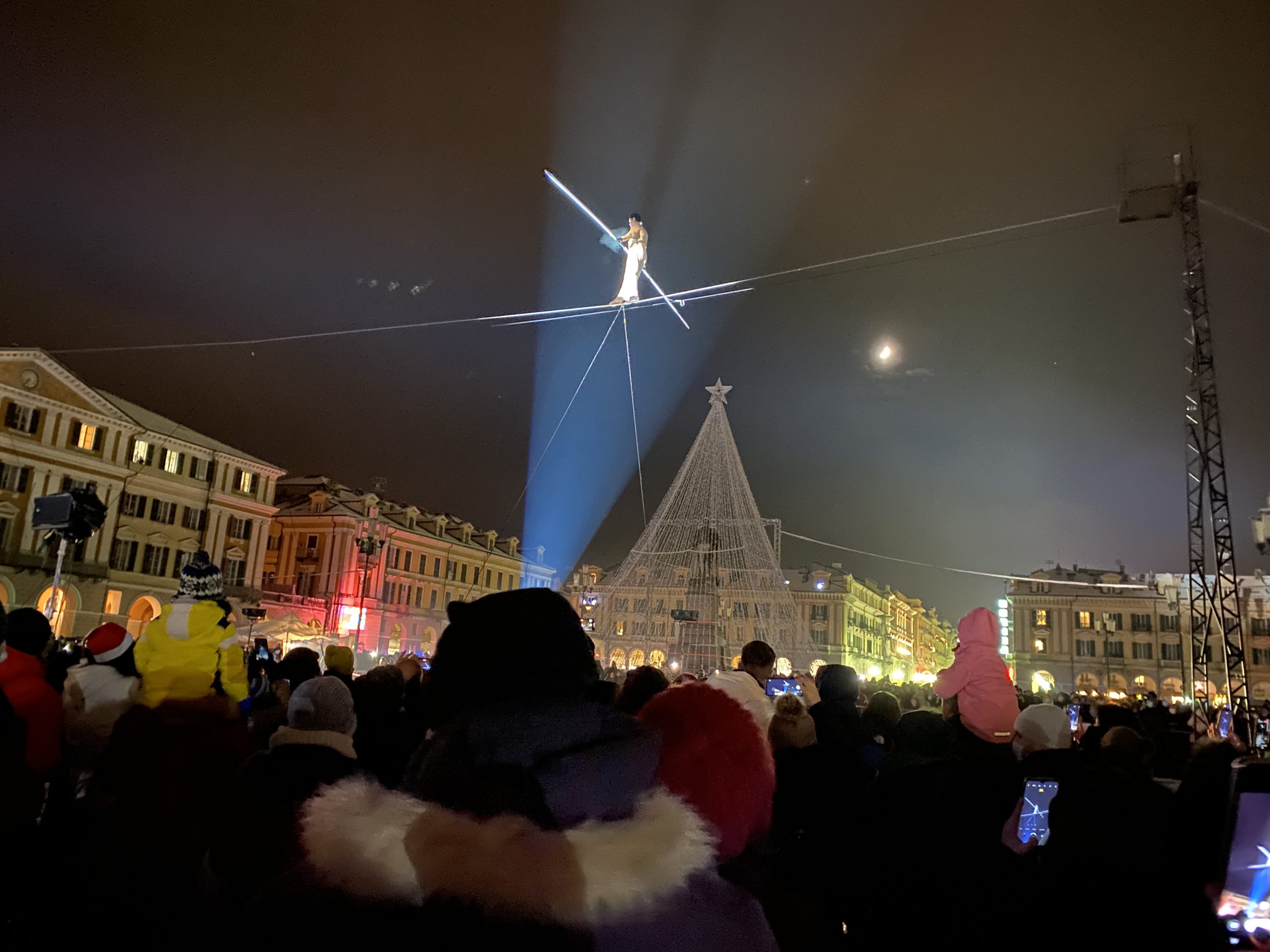 Il funambolo Oliver Zimmermann ha inaugurato IllumiNatale (video)