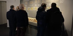 Un antico papiro egizio restaurato in mostra a Cuneo La Guida - Un antico papiro egizio restaurato in mostra a Cuneo