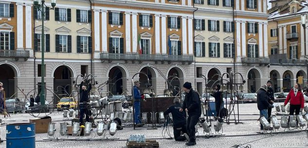 La Guida - In piazza Galimberti le prove dello spettacolo musicale acrobatico “Les Maudits Sonnants” – (Video)