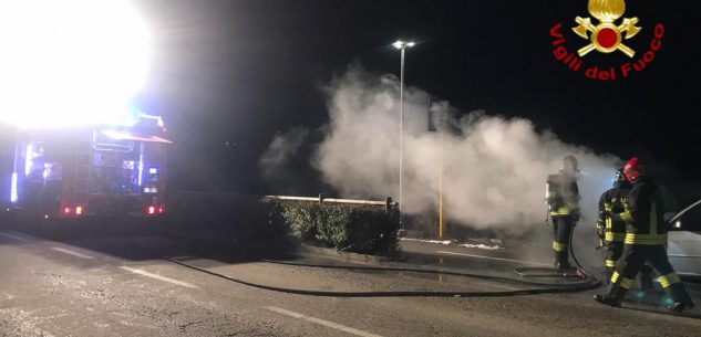 La Guida - Auto va a fuoco a Canale in piena notte