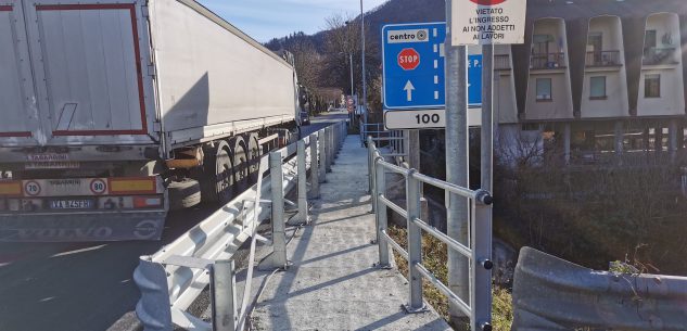 Tolte le recinzioni da cantiere al marciapiede lungo la SS 20 La Guida - Tolte le recinzioni da cantiere al marciapiede lungo la SS 20