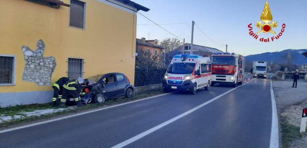 La Guida - Donna estratta dall’auto finita contro una casa a Caraglio