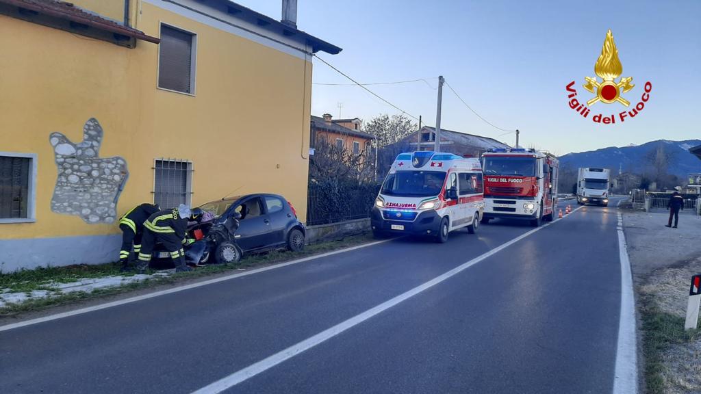 Donna estratta dall’auto finita contro una casa a Caraglio